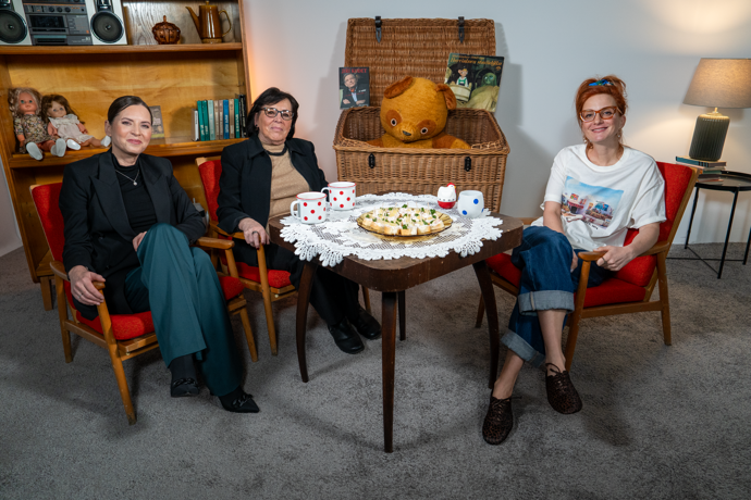 Během návštěvy Báry Kodetové oblékla Michaela retro triko s potiskem. 