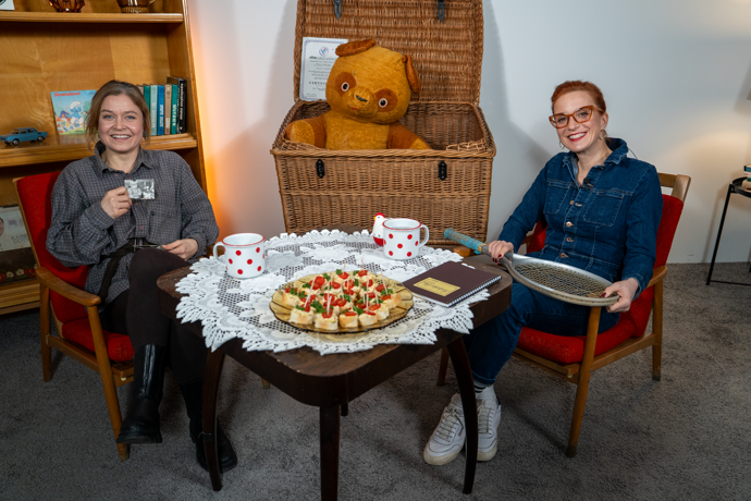 Michaela doplnila džínový outfit bílými keckami. 