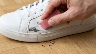 Vyzmizíkujte černé šmouhy z tenisek i podlahy jako z papíru: Tato mechanická vychytávka ze školního penálu nahradí drahé čističe dřív, než se stihnete obout