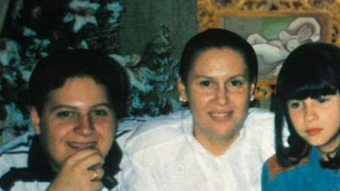 Manuela Escobar (vpravo)