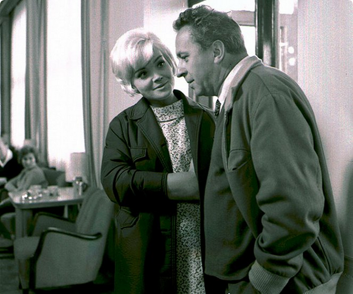 V krimi z roku 1966 Smrt za oponou si zahrálo mnoho tehdejších hvězd: Miroslav Horníček jako kriminalista, Květa Fialová jako tanečnice závislá na drogách a Waldemar Matuška jako mezinárodní zločinec. Na snímku s Miroslavem Horníčkem je Gabriela Vránová.