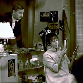 snímek z filmu Smrt za oponou (Josef Langmiler, Květa Fialová)