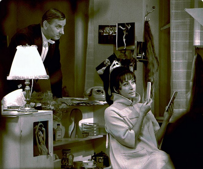 snímek z filmu Smrt za oponou (Josef Langmiler, Květa Fialová)