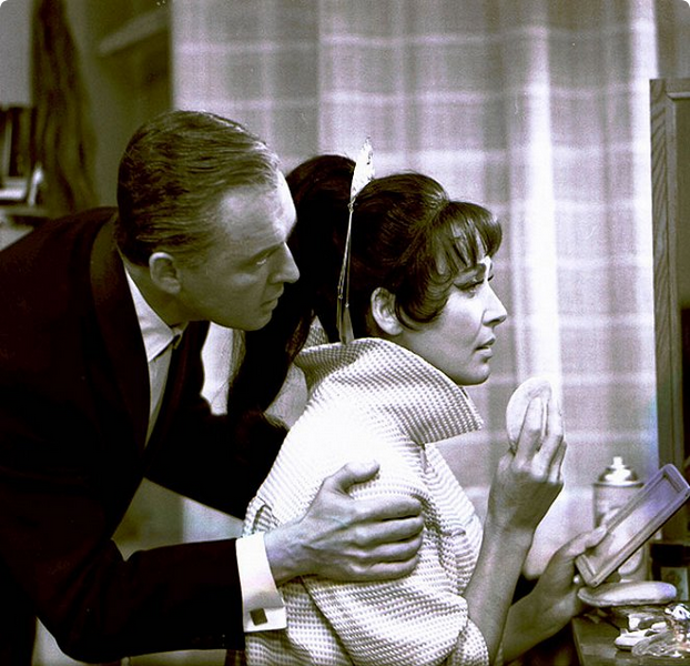 snímek z filmu Smrt za oponou  (Lubomír Lipský st., Květa Fialová) 