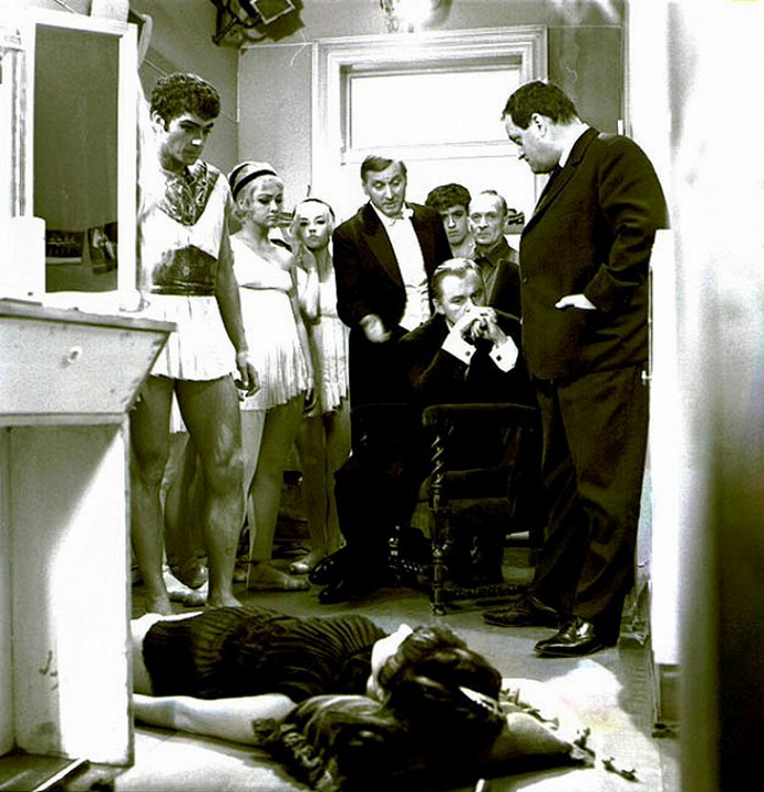 snímek z filmu Smrt za oponou  (Josef Langmiler, Lubomír Lipský st. a Ilja Prachař)