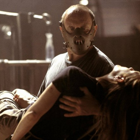 Hannibal: Dr. Hannibal Lecter je psychiatr a zároveň rafinovaný vrah, který velmi rád konzumuje své oběti. Ve filmu si zahrál i Gary Oldman, a to postavu Masona Vergera.