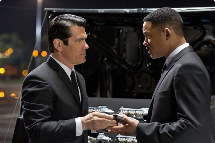 snímek z filmu Muži v černém 3 (Will Smith, Josh Brolin)