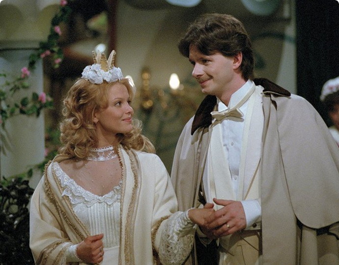 Lolinka a kníráč: Princezna Lolinka je hezká, ale ženiši se jí vyhýbají. Je totiž velmi rozmazlená. Vše se změní, až se objeví kouzelnice Otylka a její pomocník. Na snímku Klára Apolenářová a Jan Šťastný