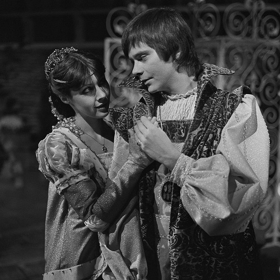 Sedmipírek: Sedmipírek musí žít proti své vůli s tlupou loupežníků. Vše, co král zlodějů ukradne, Sedmipírek zase vrátí. Jen to srdce princezny...To se mu vracet nechce...V pohádce si zahrál také Vladimír Brabec.