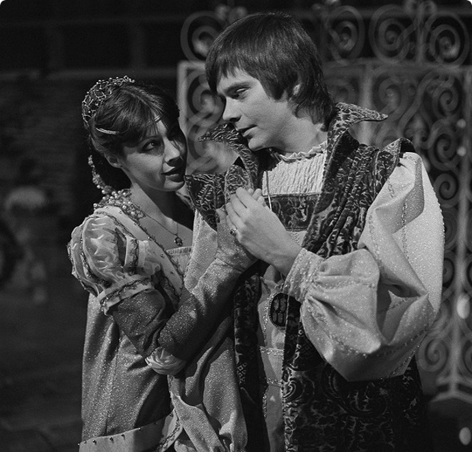 Sedmipírek: Sedmipírek musí žít proti své vůli s tlupou loupežníků. Vše, co král zlodějů ukradne, Sedmipírek zase vrátí. Jen to srdce princezny...To se mu vracet nechce...V pohádce si zahrál také Vladimír Brabec.