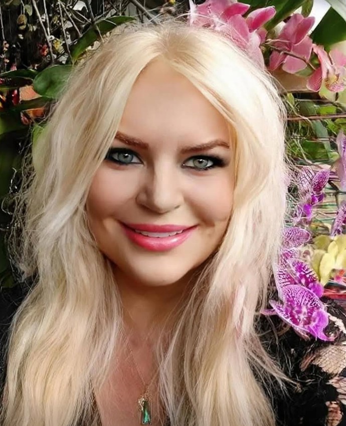 Ariana Argoni se dodnes věnuje výkladu karet a koučinku. 