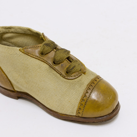 Na snímku je dětská Baťovka z roku 1900. Dospělácké modely vypadaly totožně, lišila se jen velikost. Dochovaný exemplář si můžete prohlédnout ve sbírce Muzea jihovýchodní Moravy ve Zlíně.