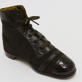 A takhle vypadal vyšší dámský model v černém provedení z roku 1900. I tento exemplář je ze sbírky Muzea jihovýchodní Moravy ve Zlíně.