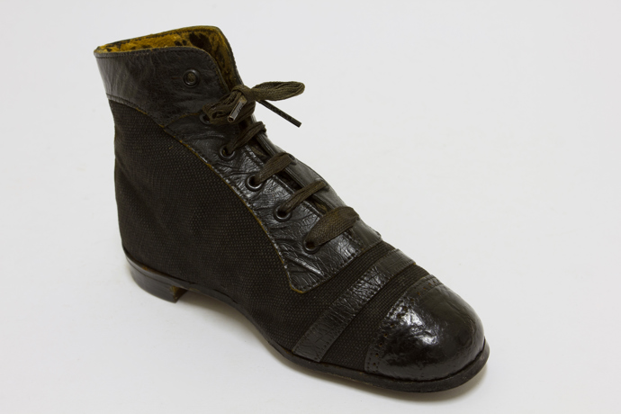 A takhle vypadal vyšší dámský model v černém provedení z roku 1900. I tento exemplář je ze sbírky Muzea jihovýchodní Moravy ve Zlíně.