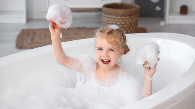 Nejen bezpečnost. Co koupelnám v roce 2026 přináší termostatické vanové baterie