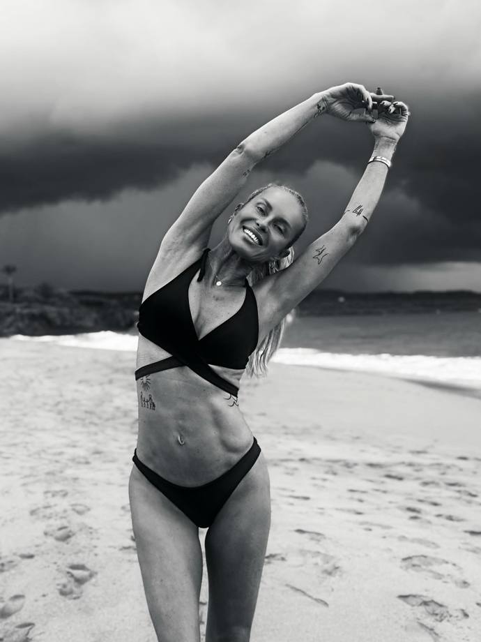 Simona Krainová a její postava. 