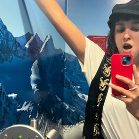 Luciana Tomášová je také zpěvačka.