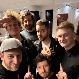 Pánové si novou sestavu své kapely UDG užívají.