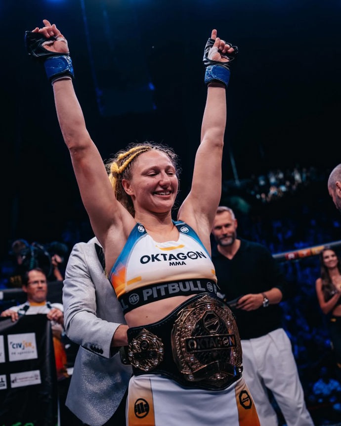 Šampionka bantamové váhy Lucia Szabová. 