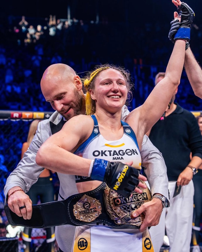 Pavol Neruda předal pás Lucii Szabové. 