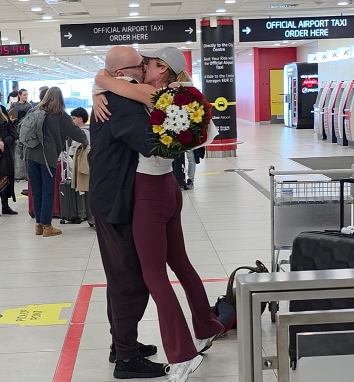 Lešek Wronka svou ženu Vendulu přivítal na letišti. 