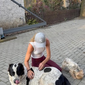 Vendula Wronka při vítání s pejsky. 