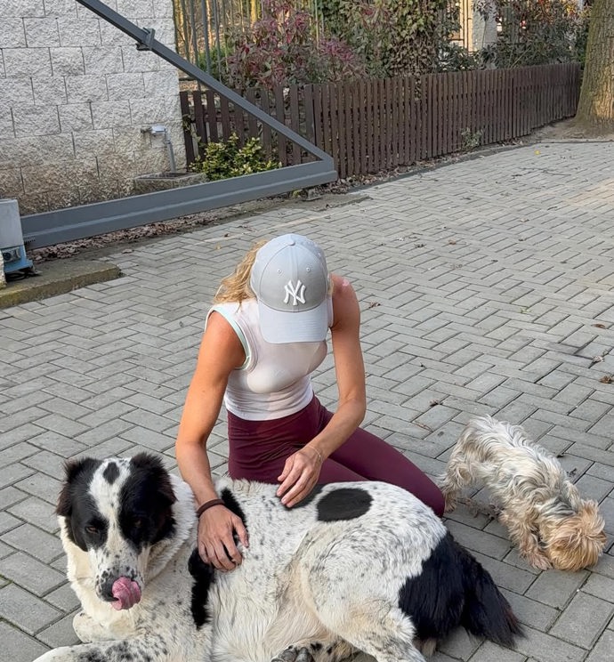 Vendula Wronka při vítání s pejsky. 