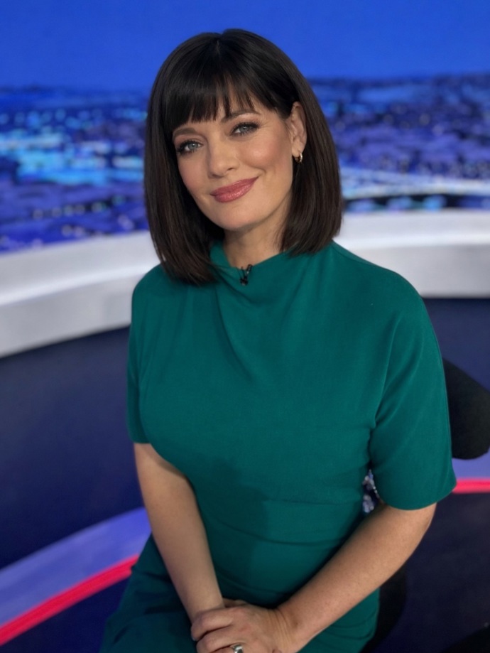 Lucie Borhyová v černé paruce.