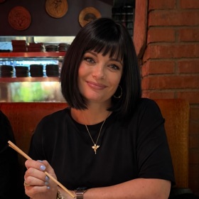 Lucie Borhyová překvapila fanoušky v černé paruce.