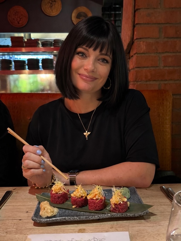 Lucie Borhyová překvapila fanoušky v černé paruce.