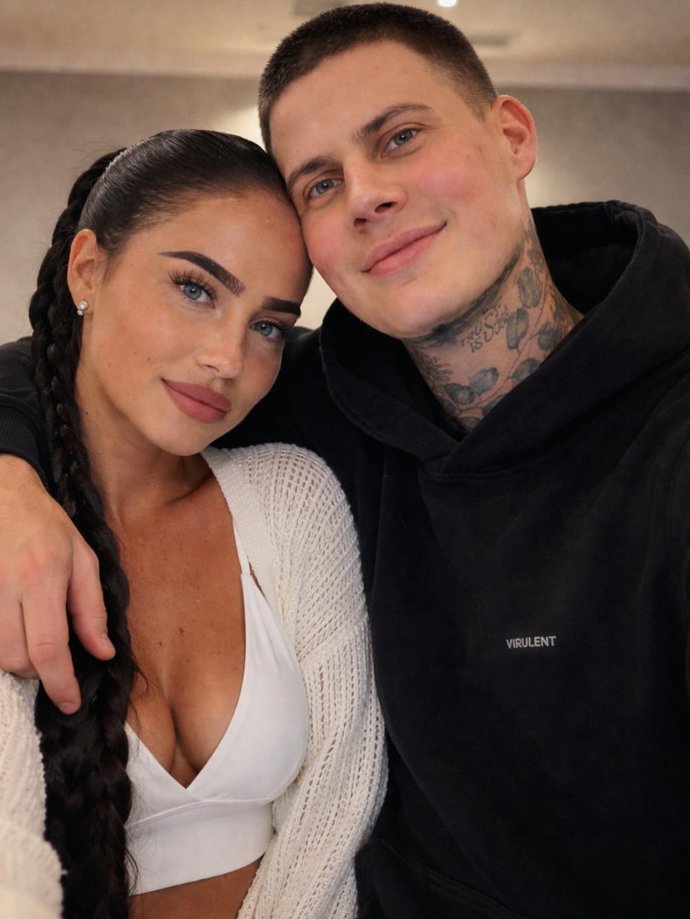 Nikolas Němec tvoří pár s pohlednou tmavovláskou.