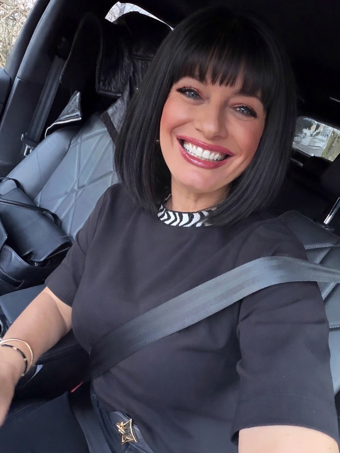 Lucii Borhyové to v černé paruce sluší.