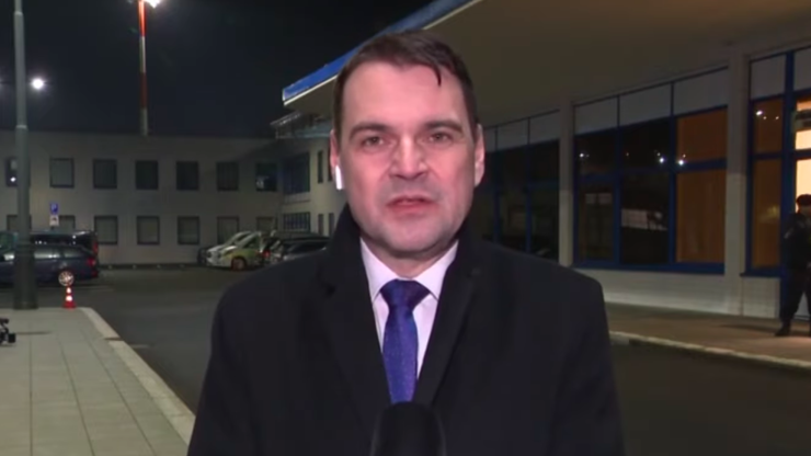 Novináře pak s ledovým klidem vytrolil a vyčetl jim, že hlavu státu sami nesledují.