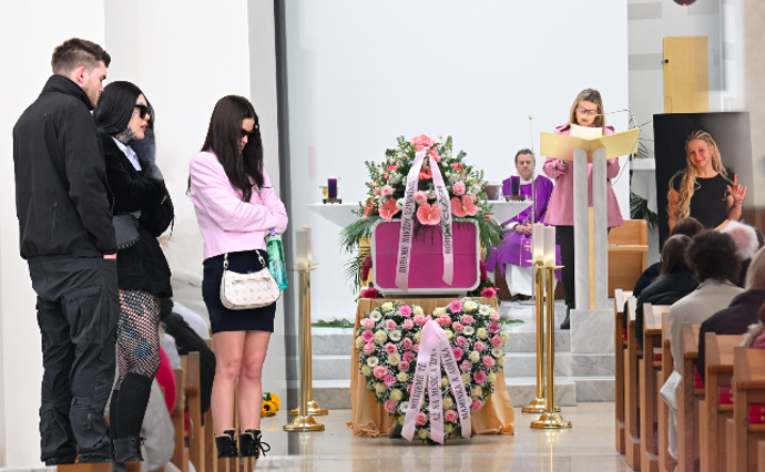 Společné rozloučení u rakve i zdrcující slova o andělovi. Nejemotivnější momenty z pohřbu Míny 