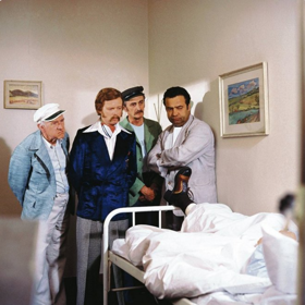 Miroslav Masopust (druhý zleva) neměl ve filmu nijak velkou roli, do paměti diváků se ale zapsal poměrně výrazně. Třeba i svým auťákem, po kterém v té době prahl nejeden muž.