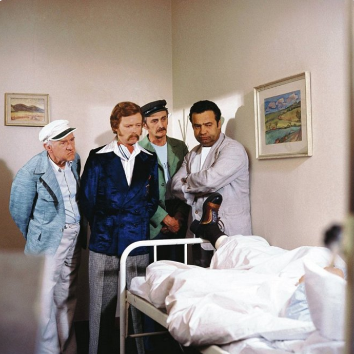 Miroslav Masopust (druhý zleva) neměl ve filmu nijak velkou roli, do paměti diváků se ale zapsal poměrně výrazně. Třeba i svým auťákem, po kterém v té době prahl nejeden muž.