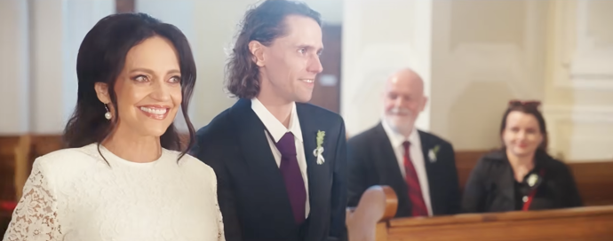 Lucii Bílou k oltáři odvedl její syn Filip.