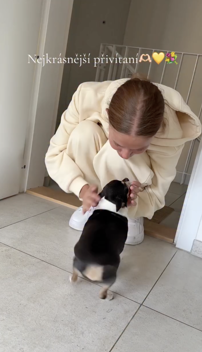 Denisa Ryndová při vítání se svým pejskem. 