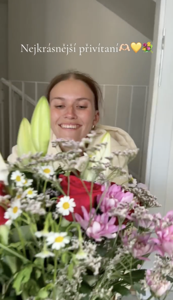 Denisa Ryndová dostala od svého partnera kytici. 
