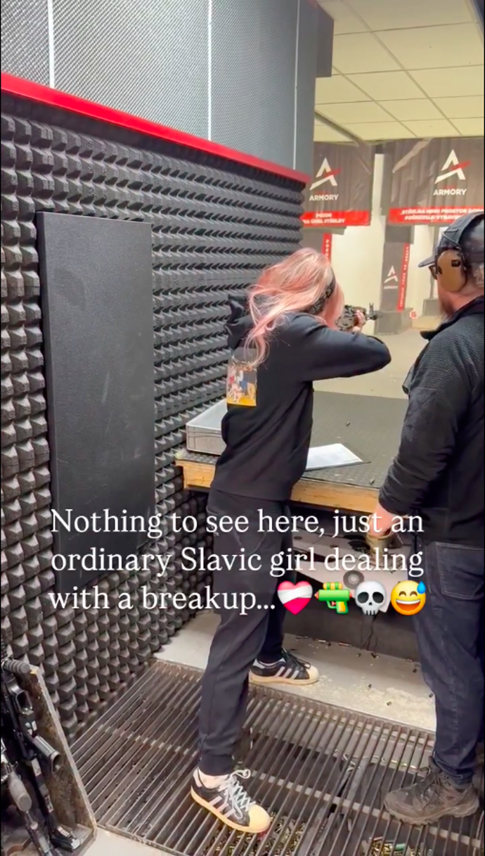 Místo truchlení vyrazila na střelnici.