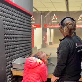 Tam si vyzkoušela hned několik zbraní.