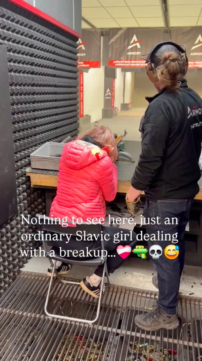 Tam si vyzkoušela hned několik zbraní.