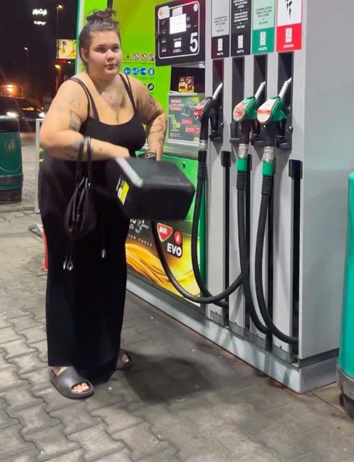 Zavazování tkaniček přes velké břicho bylo dříve pro Denisu nepřekonatelným problémem.