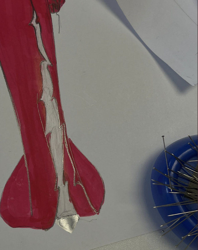 Šaty budou mít vysoký rozparek.