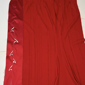 Šaty jsou zdobené trny.