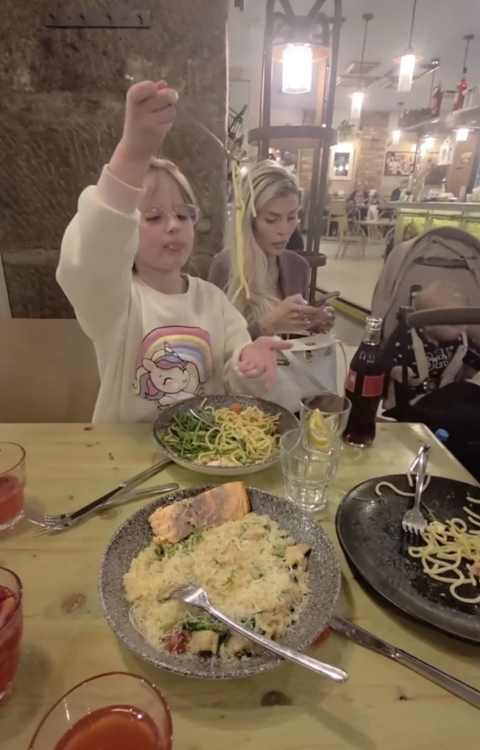 Karlos Vémola a Lela Ceterová zašli po rozchodu s dětmi na večeři.