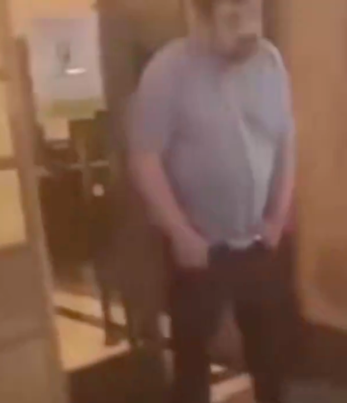 Po facce po sobě ještě oba muži pořvávali. 