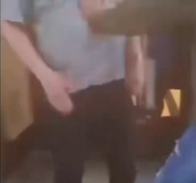 Útočník do něho nejdříve strčil.