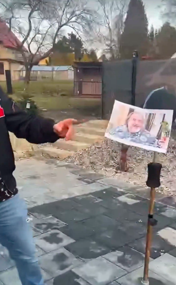 V něm mlátil do fotky Novotného otce.