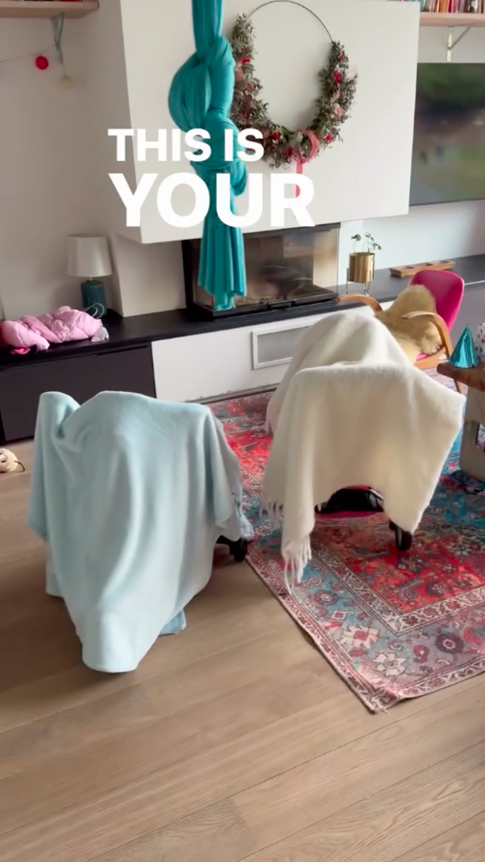 Pod deky schovala kočárky.